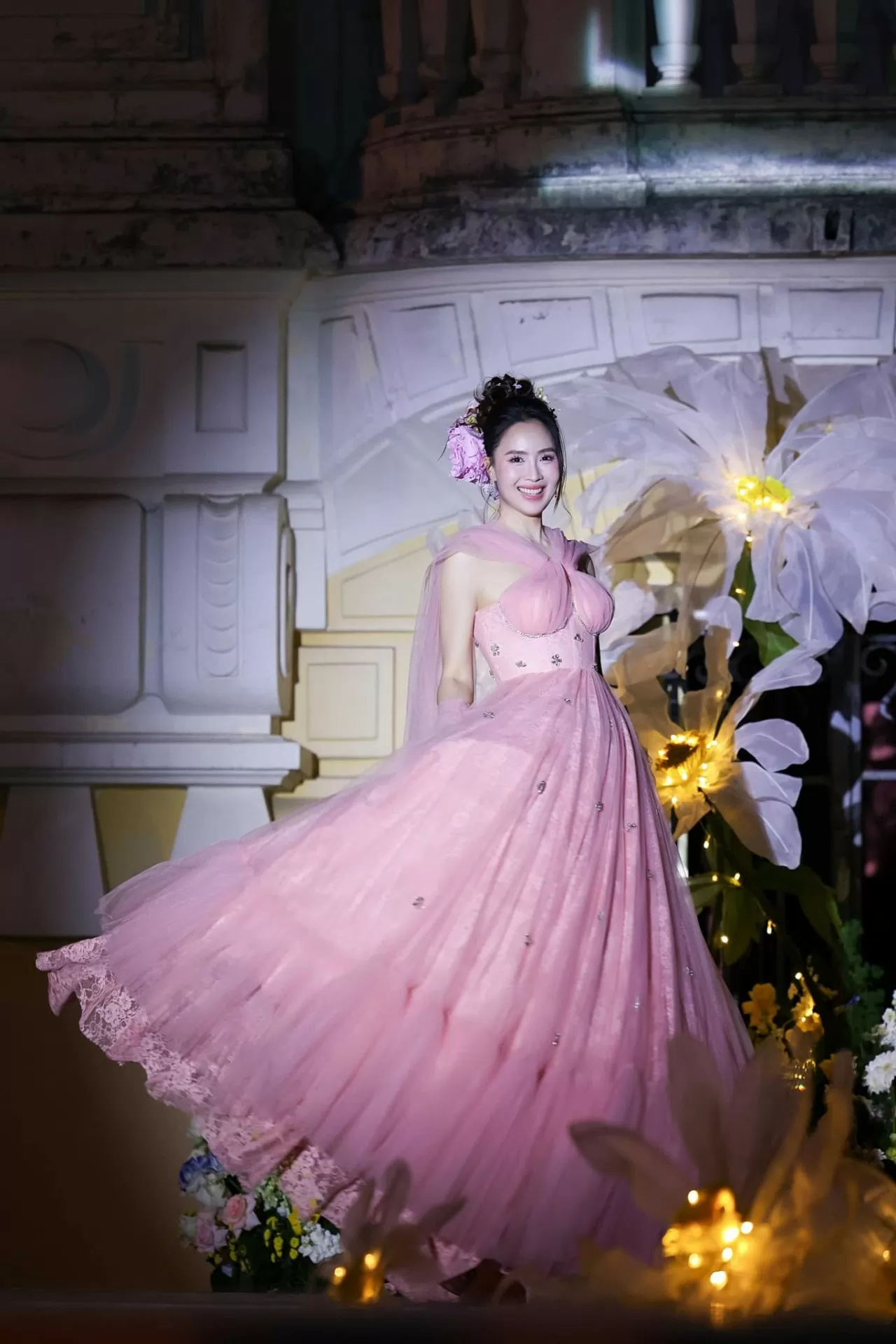 Diễn viên Hồng Diễm tỏa sáng Diễn viên Hồng Diễm tỏa sáng
