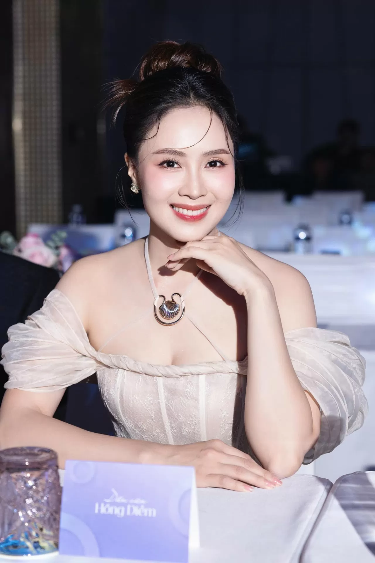 Diễn viên Hồng Diễm tỏa sáng Diễn viên Hồng Diễm tỏa sáng