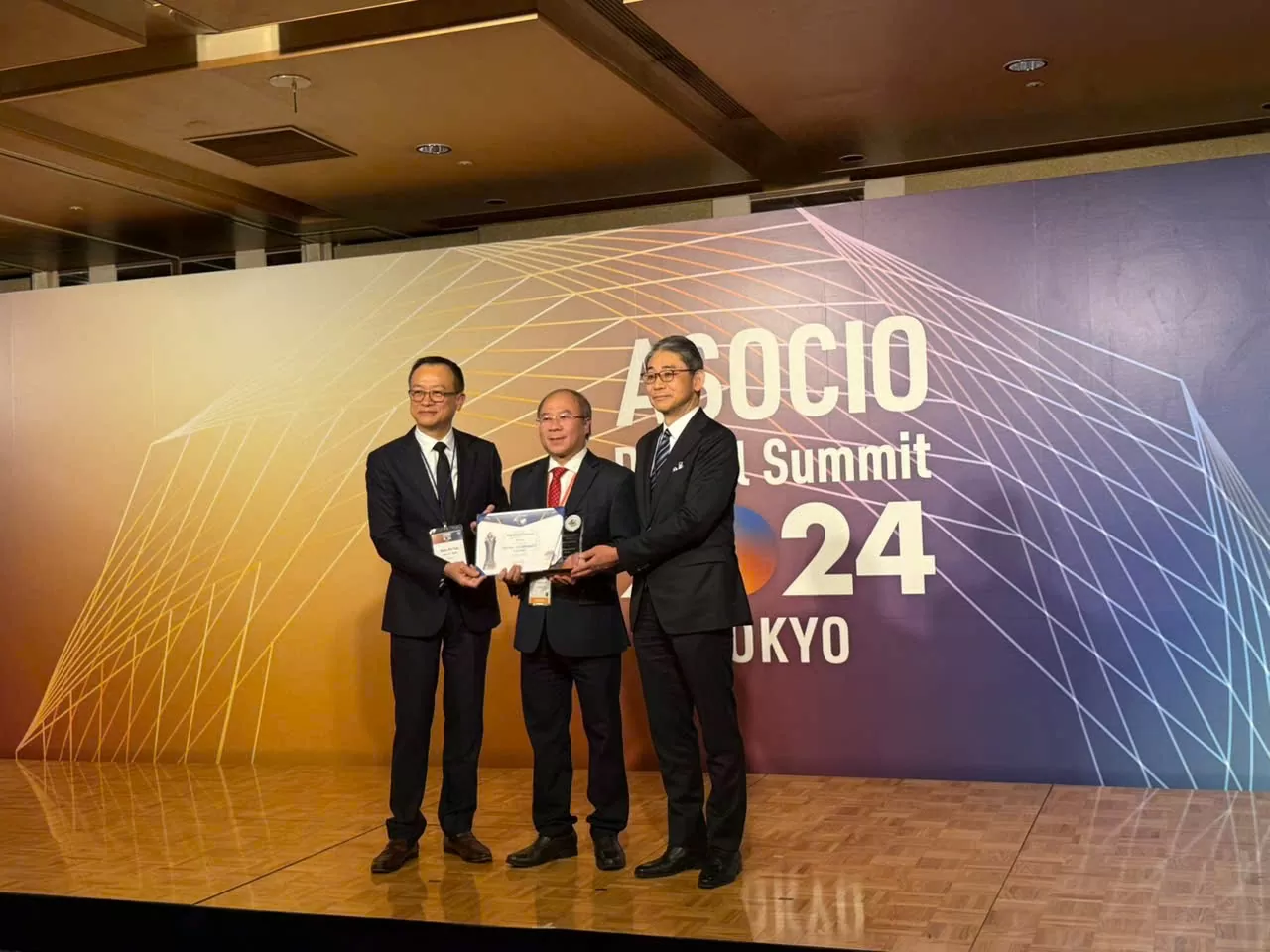 Vào ngày 07/11/2024, tại Tokyo, Nhật Bản, Tổ chức Công nghiệp Điện toán Châu Á - Châu Đại Dương (ASOCIO) đã long trọng tổ chức lễ trao Giải thưởng ASOCIO 2024. Tỉnh Bình Phước tự hào được vinh danh với giải thưởng ở hạng mục Chính quyền số 2024. Đây là sự công nhận ý nghĩa dành cho những nỗ lực không ngừng của chính quyền Bình Phước trong hành trình thực hiện chuyển đổi số và xây dựng chính quyền số hiệu quả, hiện đại. Vào ngày 07/11/2024, tại Tokyo, Nhật Bản, Tổ chức Công nghiệp Điện toán Châu Á - Châu Đại Dương (ASOCIO) đã long trọng tổ chức lễ trao Giải thưởng ASOCIO 2024. Tỉnh Bình Phước tự hào được vinh danh với giải thưởng ở hạng mục Chính quyền số 2024. Đây là sự công nhận ý nghĩa dành cho những nỗ lực không ngừng của chính quyền Bình Phước trong hành trình thực hiện chuyển đổi số và xây dựng chính quyền số hiệu quả, hiện đại.