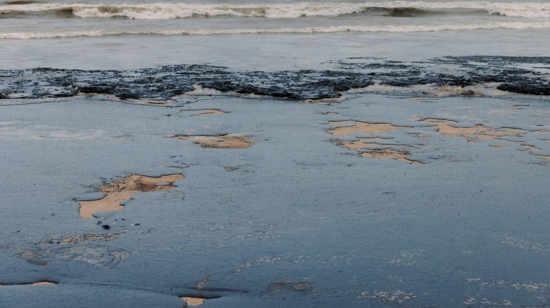 bien den dau ro ri tran ra khap bai bien nga noi thap hon uoc tinh nhung thua nhan gap kho trong viec thu gom