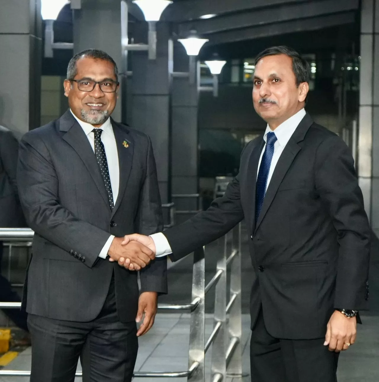 Đại diện Bộ Ngoại giao Ấn Độ đón Ngoại trưởng Maldives Abdulla Khaleel (trái) đến New Delhi vào tối 2/1/2024. (Nguồn: X) Đại diện Bộ Ngoại giao Ấn Độ đón Ngoại trưởng Maldives Abdulla Khaleel (trái) đến New Delhi vào tối 2/1/2024. (Nguồn: X)