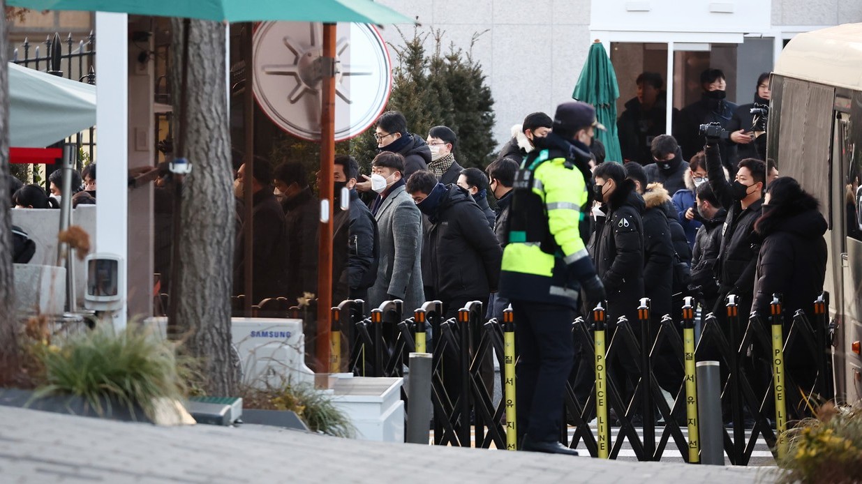 nong canh sat han quoc tien vao dinh thu cua tong thong yoon suk yeol de thuc thi lenh bat giu nguy co xay ra xung dot lon den dau