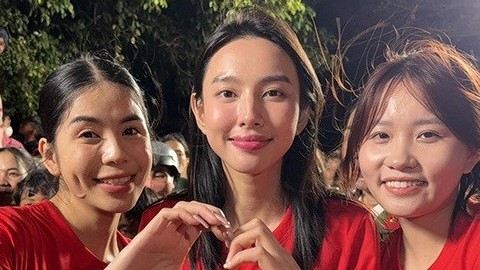 Hình ảnh Hoa hậu Thùy Tiên và dàn sao mừng đội tuyển Việt Nam thắng Thái Lan