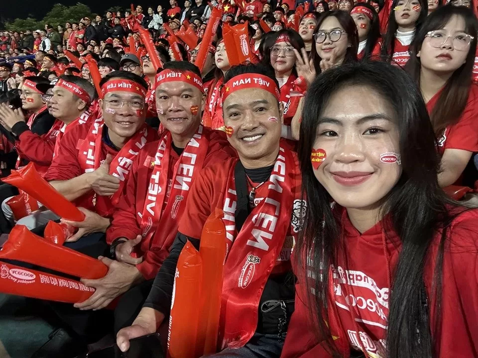 Hoa hậu Thùy Tiên mừng đội tuyển Việt Nam