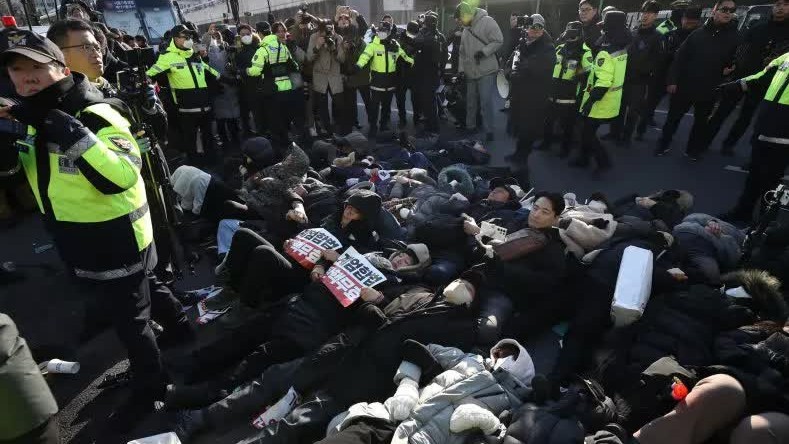 khung hoang chinh tri han quoc lenh bat giu tong thong bat kha thi co quan dieu tra doi dau ca nghin nguoi bieu tinh an ngu