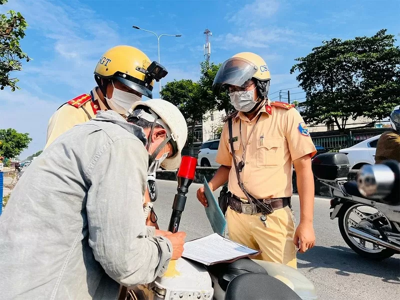 Gửi phản ánh vi phạm giao thông bằng VNeTraffic đơn giản, nhanh chóng Gửi phản ánh vi phạm giao thông bằng VNeTraffic đơn giản, nhanh chóng