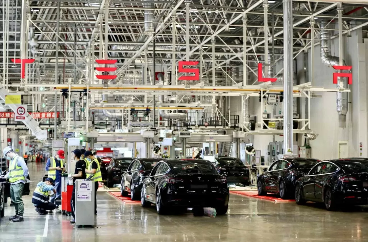 Công nhân làm việc tại Nhà máy Gigafactory Thượng Hải của Tesla tại Thượng Hải, Trung Quốc. (Nguồn: Xinhua/Getty Images) Công nhân làm việc tại Nhà máy Gigafactory Thượng Hải của Tesla tại Thượng Hải, Trung Quốc. (Nguồn: Xinhua/Getty Images)