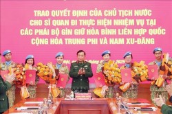 Trao quyết định cử 8 sĩ quan tham gia gìn giữ hòa bình Liên hợp quốc tại Trung Phi và Nam Sudan