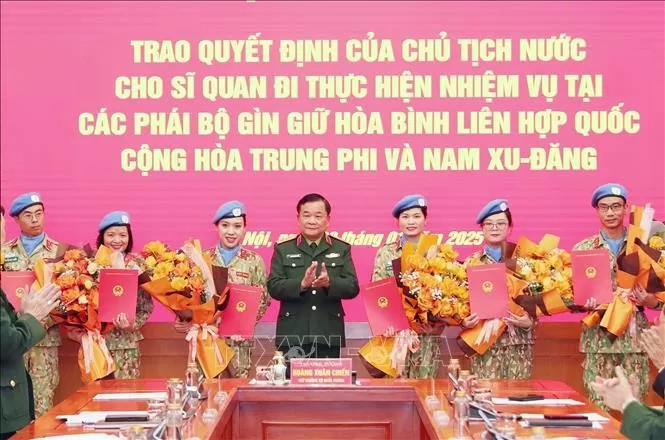 Thượng tướng Hoàng Xuân Chiến, Thứ trưởng Bộ Quốc phòng trao Quyết định của Chủ tịch nước cho các sĩ quan. Ảnh: Trọng Đức - TTXVN Thượng tướng Hoàng Xuân Chiến, Thứ trưởng Bộ Quốc phòng trao Quyết định của Chủ tịch nước cho các sĩ quan. Ảnh: Trọng Đức - TTXVN