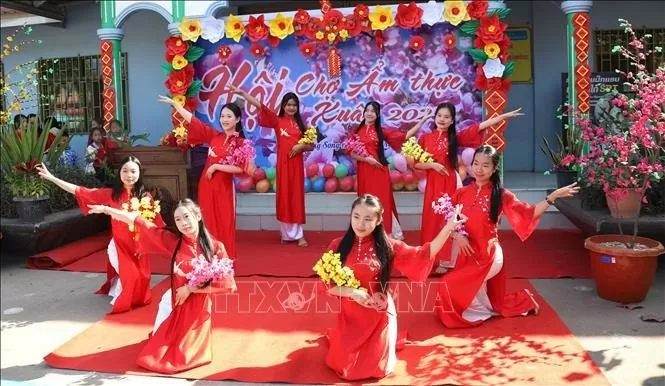 Tiết mục múa mang đậm bản sắc văn hóa Việt Nam tại Hội chợ. Ảnh: Xuân Tú - PV TTXVN tại Lào Tiết mục múa mang đậm bản sắc văn hóa Việt Nam tại Hội chợ. Ảnh: Xuân Tú - PV TTXVN tại Lào
