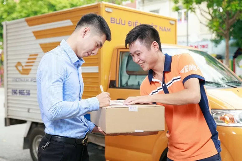 Ngừng miễn thuế hàng nhập khẩu dưới 1 triệu đồng gửi qua chuyển phát nhanh.Từ 18/2, hàng hóa nhập khẩu gửi qua dịch vụ chuyển phát nhanh có giá trị dưới 1 triệu đồng phải nộp thuế. (Nguồn: VGP News) Ngừng miễn thuế hàng nhập khẩu dưới 1 triệu đồng gửi qua chuyển phát nhanh.Từ 18/2, hàng hóa nhập khẩu gửi qua dịch vụ chuyển phát nhanh có giá trị dưới 1 triệu đồng phải nộp thuế. (Nguồn: VGP News)