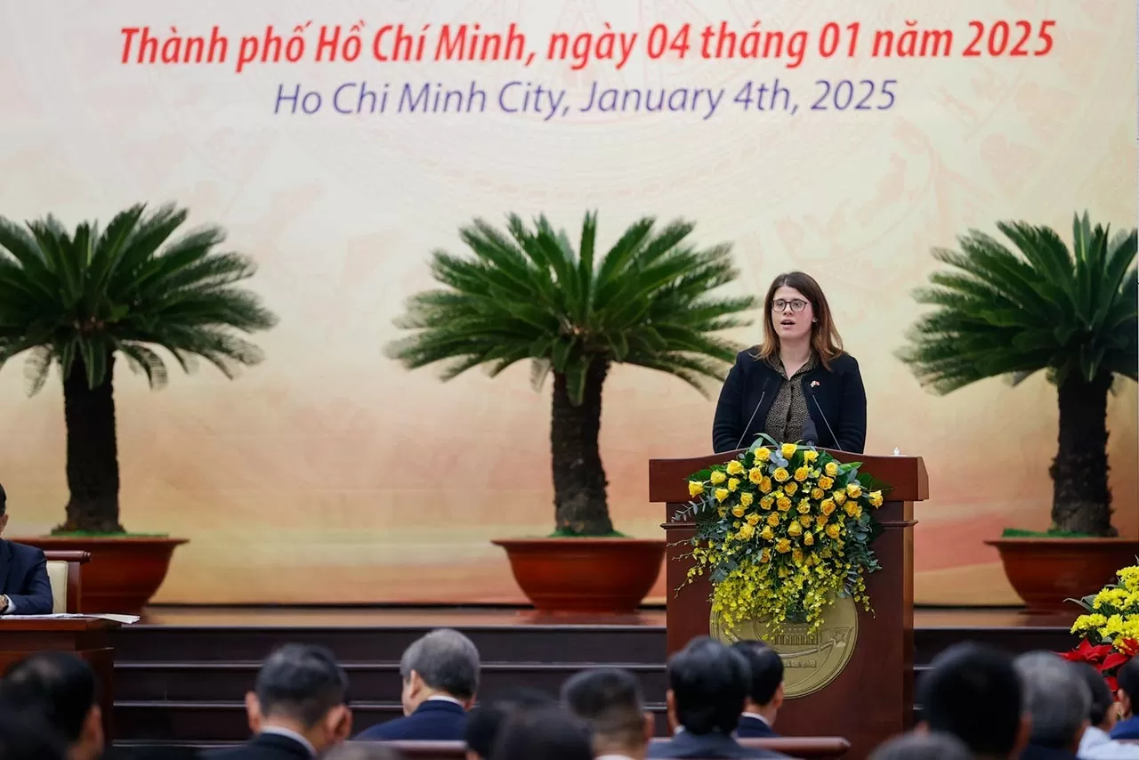 Bà Alexandra Smith, Tổng Lãnh sự Vương quốc Anh tại TPHCM chia sẻ về Trung tâm Tài chính London và các hoạt động hợp tác để góp phần phát triển trung tâm tài chính tại Việt Nam. - Ảnh: VGP/Nhật Bắc Bà Alexandra Smith, Tổng Lãnh sự Vương quốc Anh tại TPHCM chia sẻ về Trung tâm Tài chính London và các hoạt động hợp tác để góp phần phát triển trung tâm tài chính tại Việt Nam. - Ảnh: VGP/Nhật Bắc