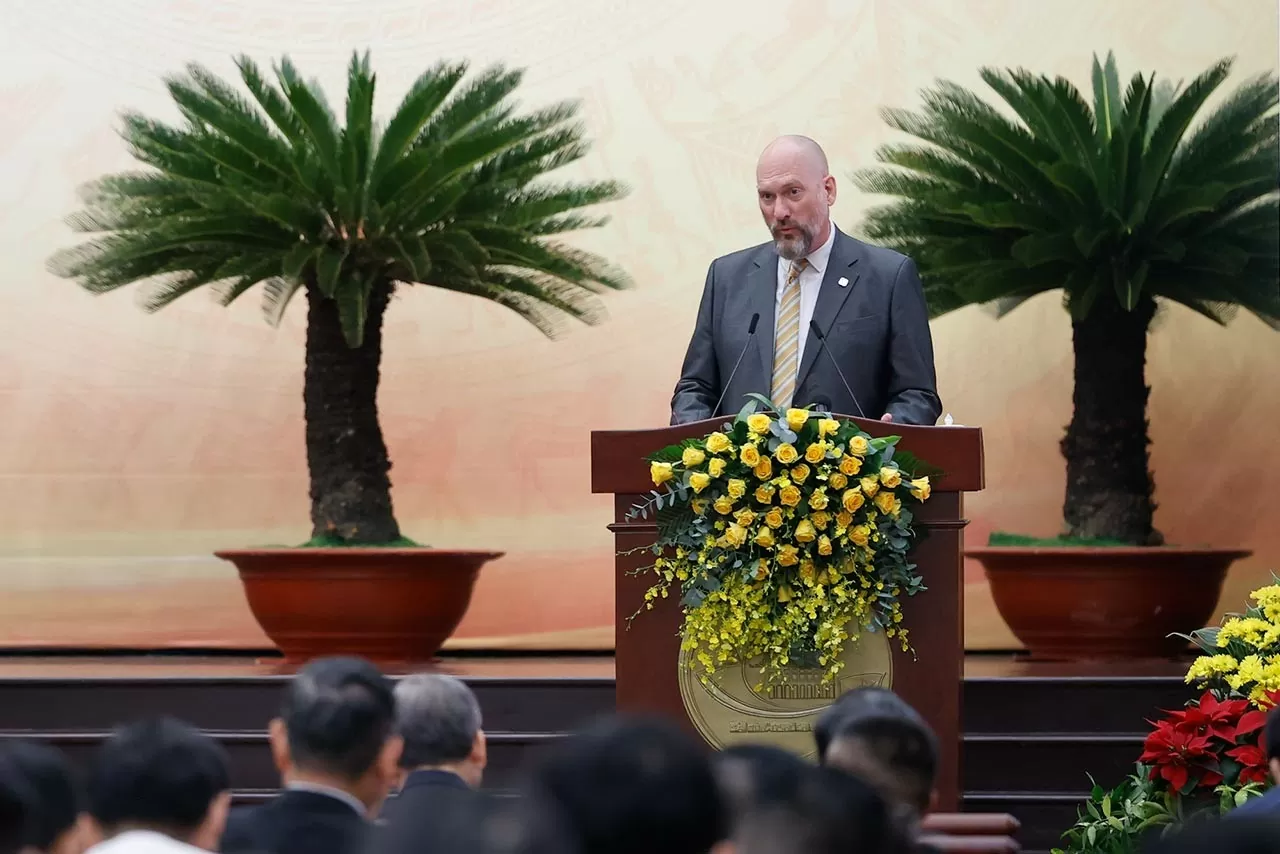 Ông Rich McClellan, Giám đốc Quốc gia Viện Tony Blair vì sự thay đổi toàn cầu (TBI) tại Việt Nam chia sẻ về Trung tâm Tài chính London (Anh) và các hoạt động hợp tác để góp phần phát triển trung tâm tài chính tại Việt Nam. - Ảnh: VGP/Nhật Bắc Ông Rich McClellan, Giám đốc Quốc gia Viện Tony Blair vì sự thay đổi toàn cầu (TBI) tại Việt Nam chia sẻ về Trung tâm Tài chính London (Anh) và các hoạt động hợp tác để góp phần phát triển trung tâm tài chính tại Việt Nam. - Ảnh: VGP/Nhật Bắc