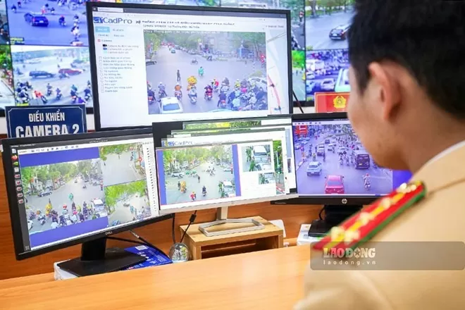 Lực lượng CSGT theo dõi tình hình giao thông qua hệ thống camera giám sát. Ảnh: Tô Thế Lực lượng CSGT theo dõi tình hình giao thông qua hệ thống camera giám sát. Ảnh: Tô Thế