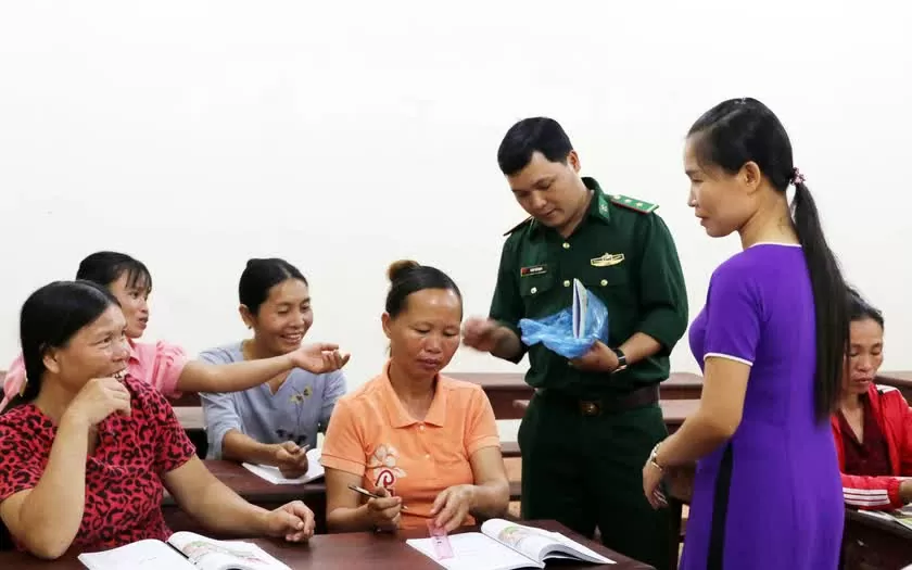 Một lớp học xóa mù chữ dành cho người dân địa phương tại trung tâm học tập cộng đồng do lực lượng Bộ đội Biên phòng tổ chức. Ảnh: TTH Một lớp học xóa mù chữ dành cho người dân địa phương tại trung tâm học tập cộng đồng do lực lượng Bộ đội Biên phòng tổ chức. Ảnh: TTH
