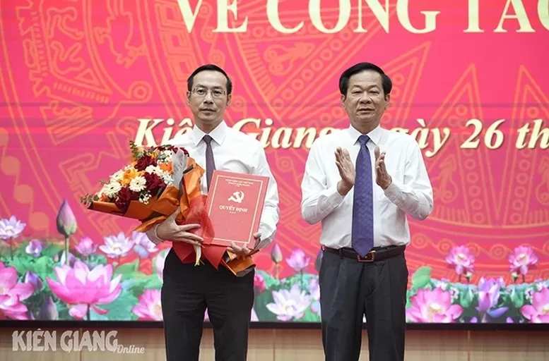 Ủy viên Trung ương Đảng, Bí thư Tỉnh ủy, Trưởng Đoàn đại biểu Quốc hội đơn vị tỉnh Kiên Giang Đỗ Thanh Bình trao quyết định chuẩn y cho ông Nguyễn Thanh Nhàn (bên trái). Ủy viên Trung ương Đảng, Bí thư Tỉnh ủy, Trưởng Đoàn đại biểu Quốc hội đơn vị tỉnh Kiên Giang Đỗ Thanh Bình trao quyết định chuẩn y cho ông Nguyễn Thanh Nhàn (bên trái).