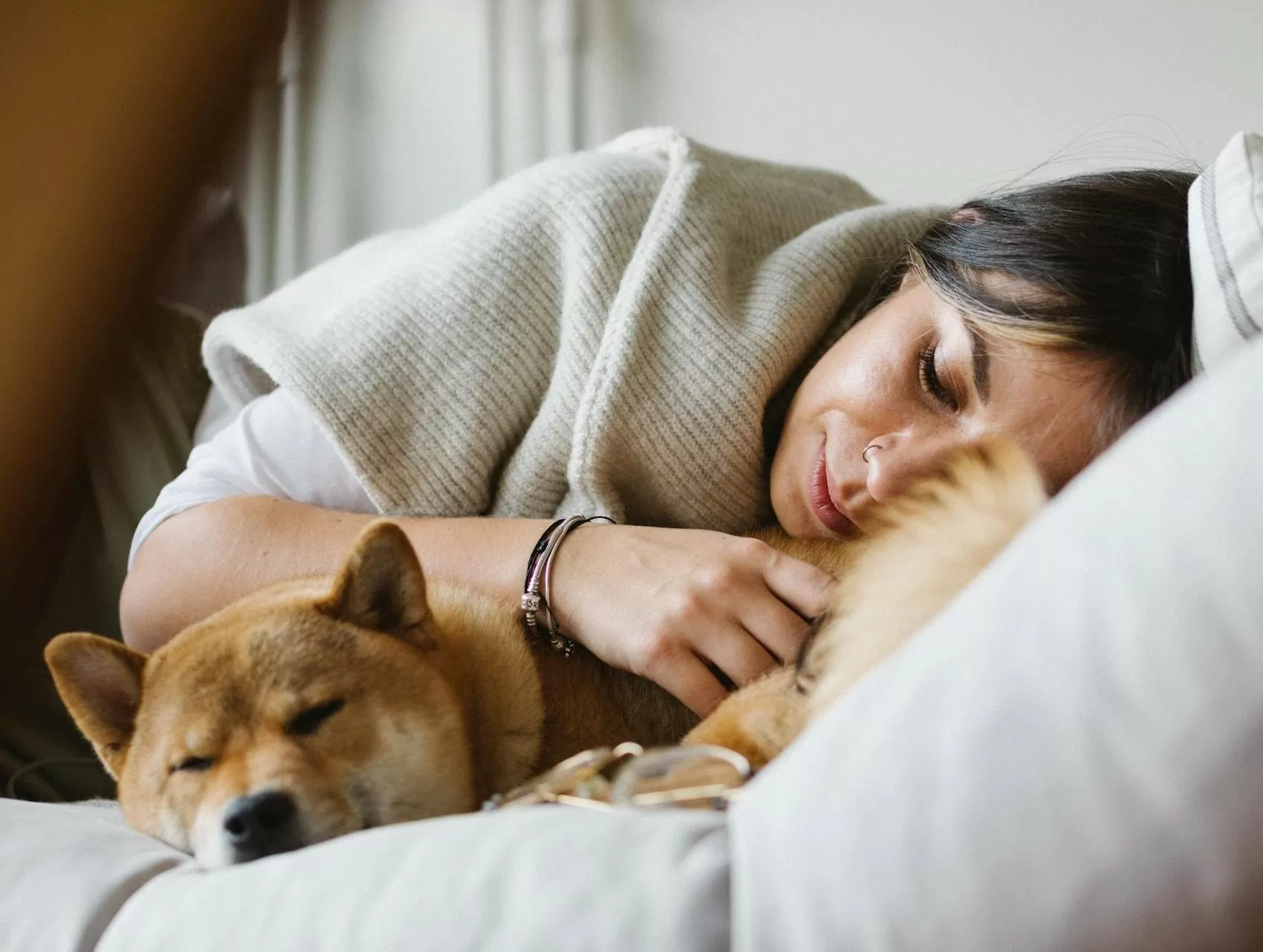 Bạn cần lưu ý về độ dày, thông thoáng của quần áo, chăn vào mùa đông. Ảnh minh họa: Pexels Bạn cần lưu ý về độ dày, thông thoáng của quần áo, chăn vào mùa đông. Ảnh minh họa: Pexels