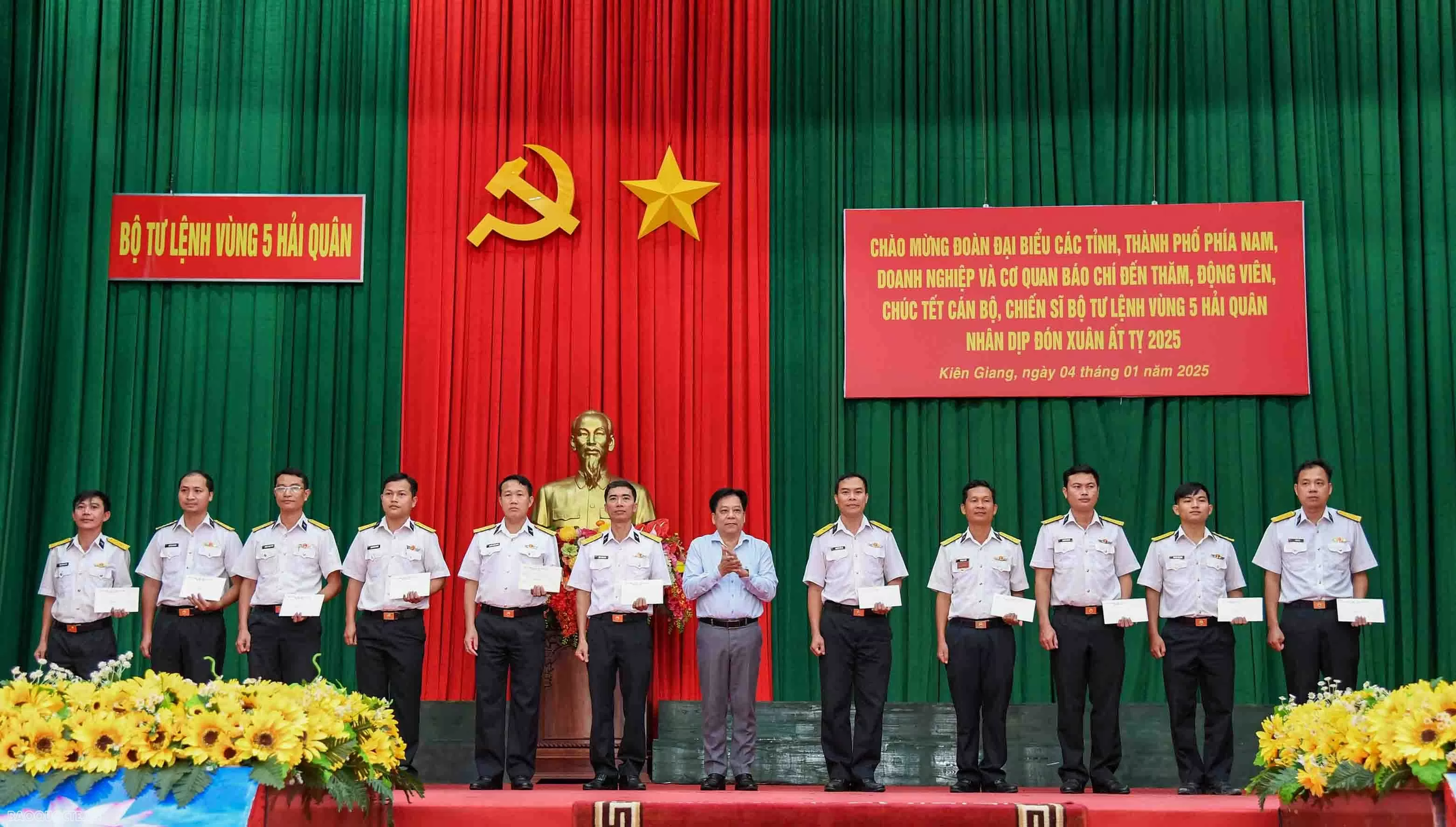 Vùng 5 tổ chức thăm, động viên, chúc Tết cán bộ, chiến sĩ và nhân dân vùng biển Tây Nam Vùng 5 Hải quân tổ chức thăm, động viên, chúc Tết cán bộ, chiến sĩ và nhân dân vùng biển Tây Nam