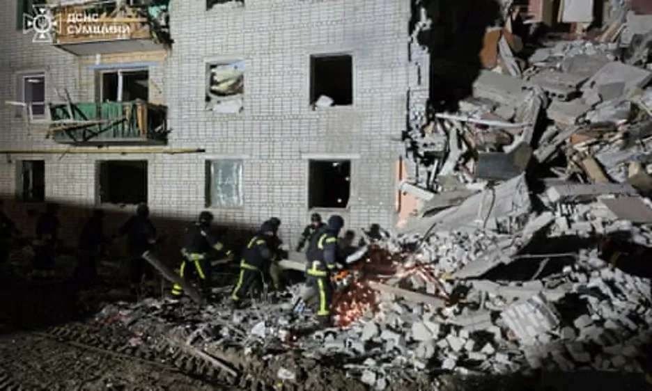 Lực lượng cứu hộ làm việc tại hiện trường một tòa nhà dân cư bị trúng bom của Nga ở làng Svesa thuộc vùng Sumy. Ảnh: Cơ quan khẩn cấp nhà nước Ukraine/Reuters Lực lượng cứu hộ làm việc tại hiện trường một tòa nhà dân cư bị trúng bom của Nga ở làng Svesa thuộc vùng Sumy. Ảnh: Cơ quan khẩn cấp nhà nước Ukraine/Reuters