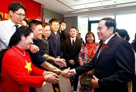 Chủ tịch Quốc hội Trần Thanh Mẫn và Phu nhân với đại diện cộng đồng người Việt Nam tại khu vực Kyushu, Okinawa và Trung Nam Nhật Bản. (Nguồn: VGP) Chủ tịch Quốc hội Trần Thanh Mẫn và Phu nhân với đại diện cộng đồng người Việt Nam tại khu vực Kyushu, Okinawa và Trung Nam Nhật Bản. (Nguồn: VGP)