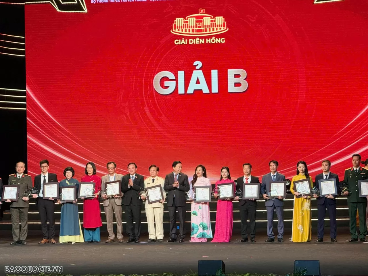 Lễ trao giải Diên Hồng lần thứ ba - 2025: Vinh danh 83 tác phẩm xuất sắc nhất Lễ trao giải Diên Hồng lần thứ ba 2025: Vinh danh 83 tác phẩm xuất sắc nhất
