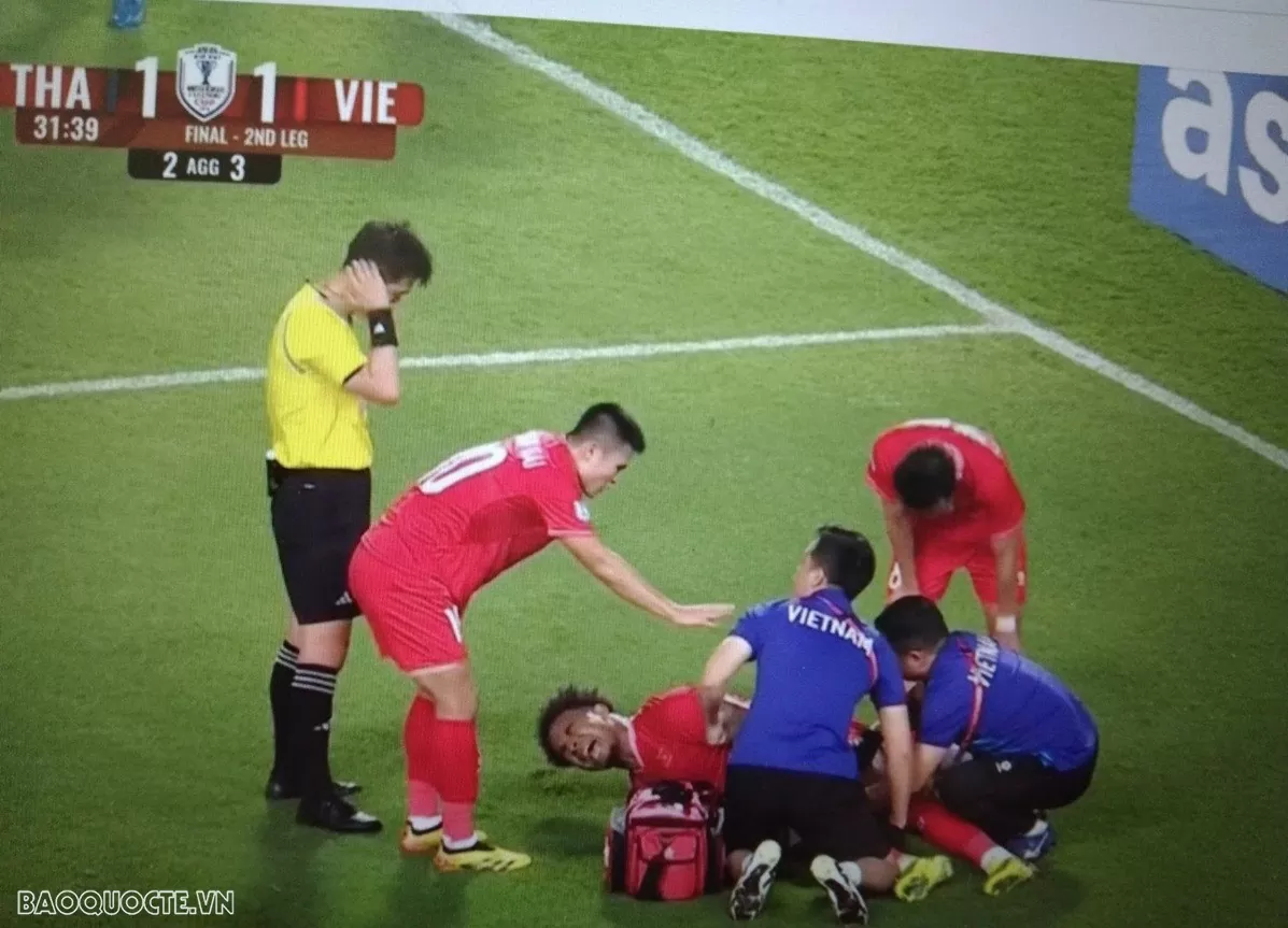 Xuân Son chấn thương nặng, đau đớn nằm trên sân Rajamangala, Thái Lan. (Ảnh chụp màn hình) Xuân Son chấn thương nặng, đau đớn nằm trên sân Rajamangala, Thái Lan. (Ảnh chụp màn hình)