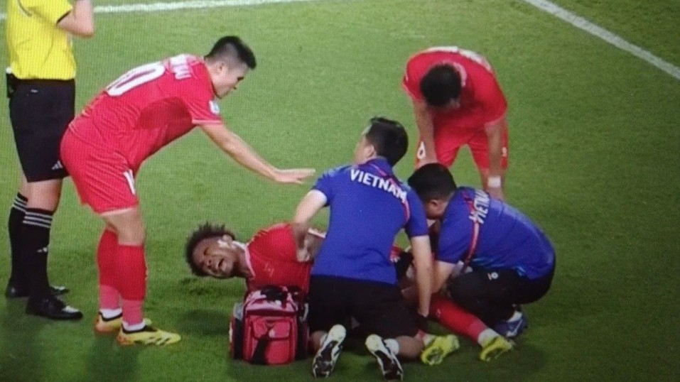 Tiền đạo Xuân Son gãy hai xương chân, chưa hẹn ngày tái xuất