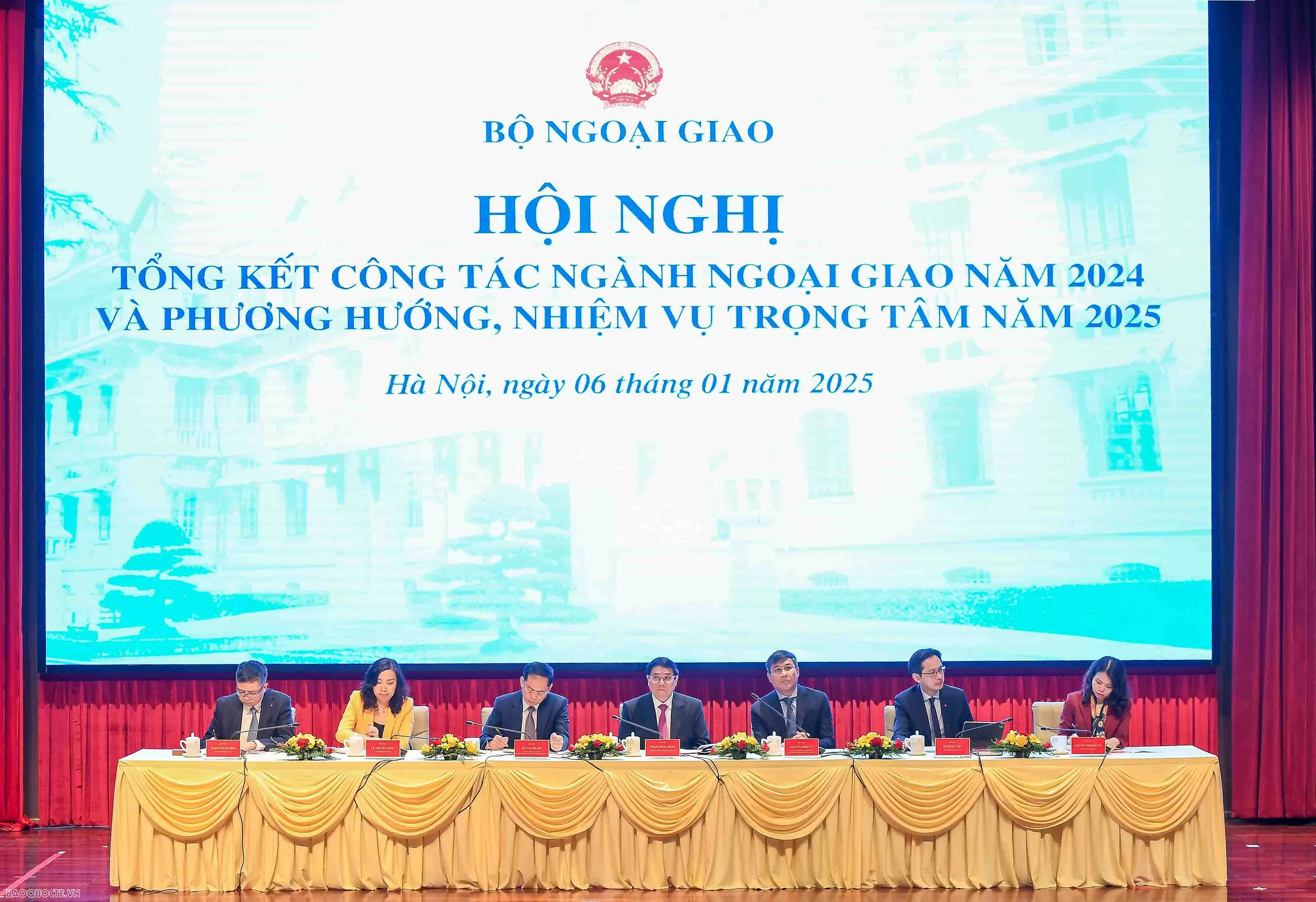 Thủ tướng Phạm Minh Chính, Phó Thủ tướng, Bộ trưởng Ngoại giao Bùi Thanh Sơn và các Thứ trưởng Ngoại giao điều hành phiên tham luận Hội nghị. (Ảnh: Nguyễn Hồng) Thủ tướng Phạm Minh Chính, Phó Thủ tướng, Bộ trưởng Ngoại giao Bùi Thanh Sơn và các Thứ trưởng Ngoại giao điều hành phiên tham luận Hội nghị. (Ảnh: Nguyễn Hồng)