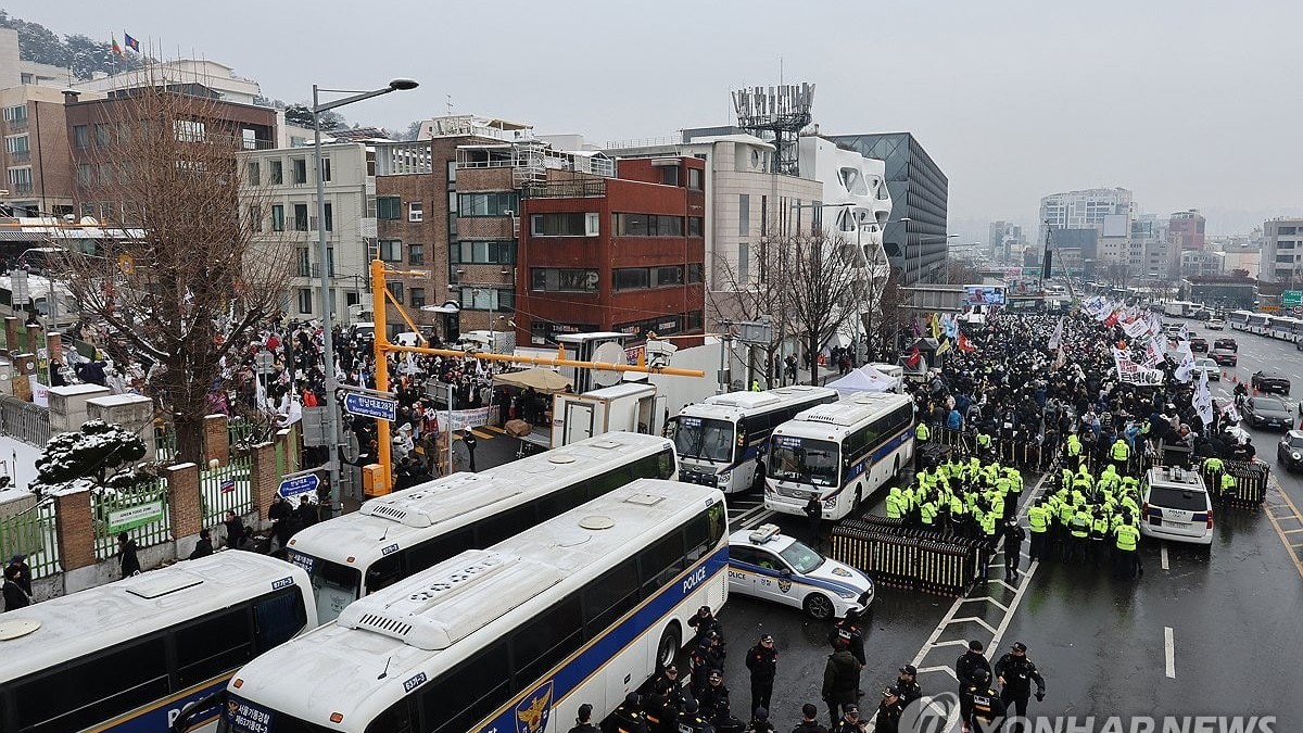 khung hoang han quoc cio tim cach gia han lenh bat tong thong toa an chot ngay dieu tran luan toi thu tuong doi dau cang giua nguoi bieu tinh