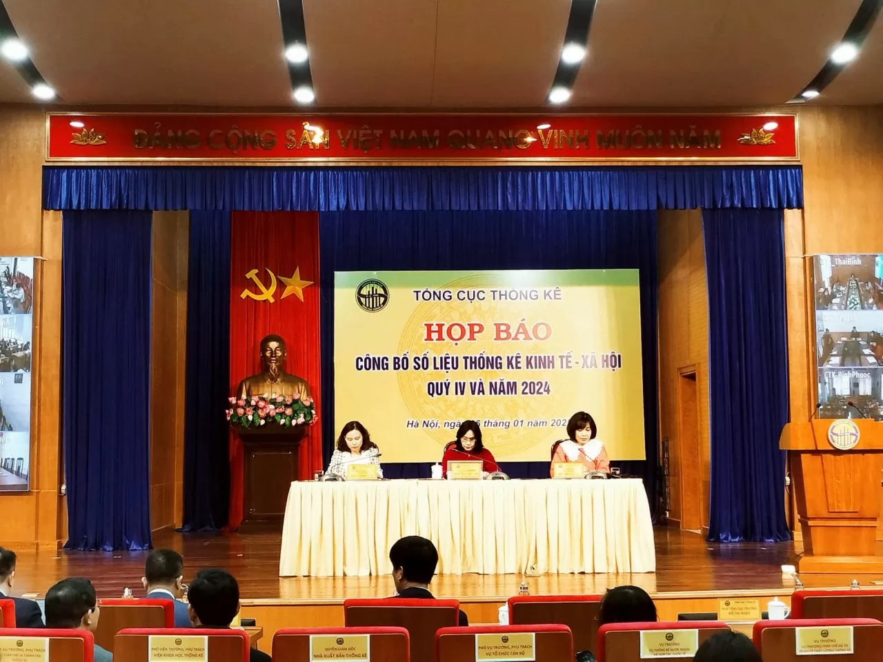 Tổng cục trưởng Tổng cục thống kê Nguyễn Thị Hương (giữa) chủ trì Họp báo công bố số liệu thống kê kinh tế-xã hội quý IV và năm 2024. (Ảnh: Hải Phương) Tổng cục trưởng Tổng cục thống kê Nguyễn Thị Hương (giữa) chủ trì Họp báo công bố số liệu thống kê kinh tế-xã hội quý IV và năm 2024. (Ảnh: Hải Phương)