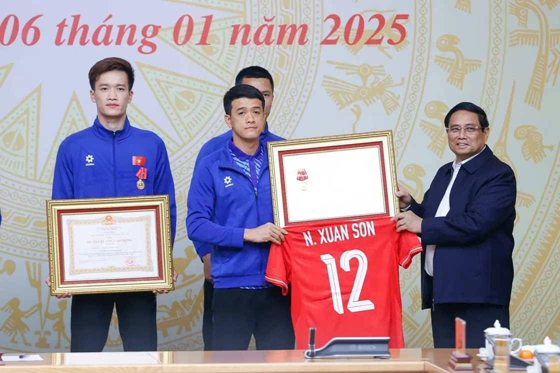 Xuân Son nhận Huân chương Lao động hạng Ba Xuân Son nhận Huân chương Lao động hạng Ba