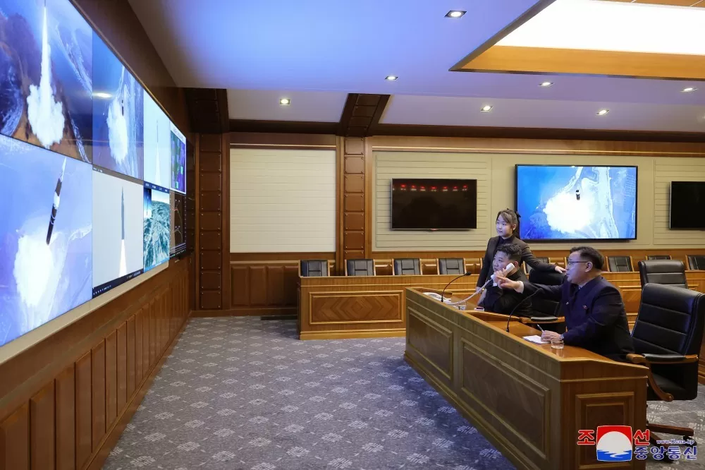 Triều Tiên tuyên bố thử thành công tên lửa siêu thanh mới, đặc biệt hé lộ một vật liệu chưa từng được sử dụng Triều Tiên tuyên bố thử thành công tên lửa siêu thanh mới, đặc biệt hé lộ một vật liệu chưa từng được sử dụng