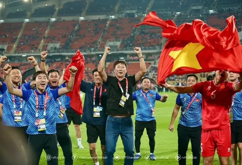 Bầu Đức nói gì về HLV Kim Sang Sik? Bầu Đức nói gì về HLV Kim Sang Sik?