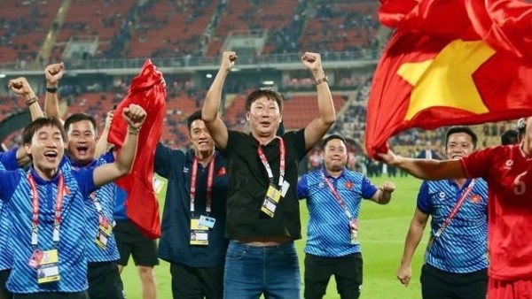 Bầu Đức nói gì về HLV Kim Sang Sik?