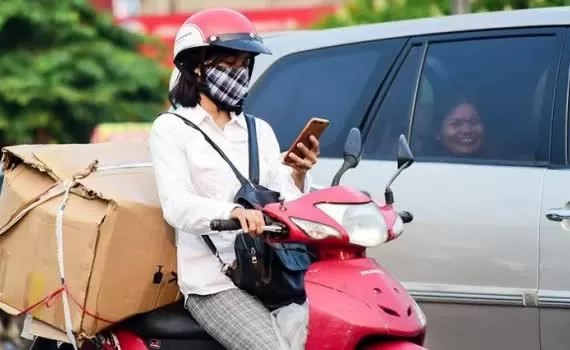 Mức phạt lỗi sử dụng điện thoại khi lái xe từ ngày 1/1/2025 Mức phạt lỗi sử dụng điện thoại khi lái xe máy, ô tô từ ngày 1/1/2025