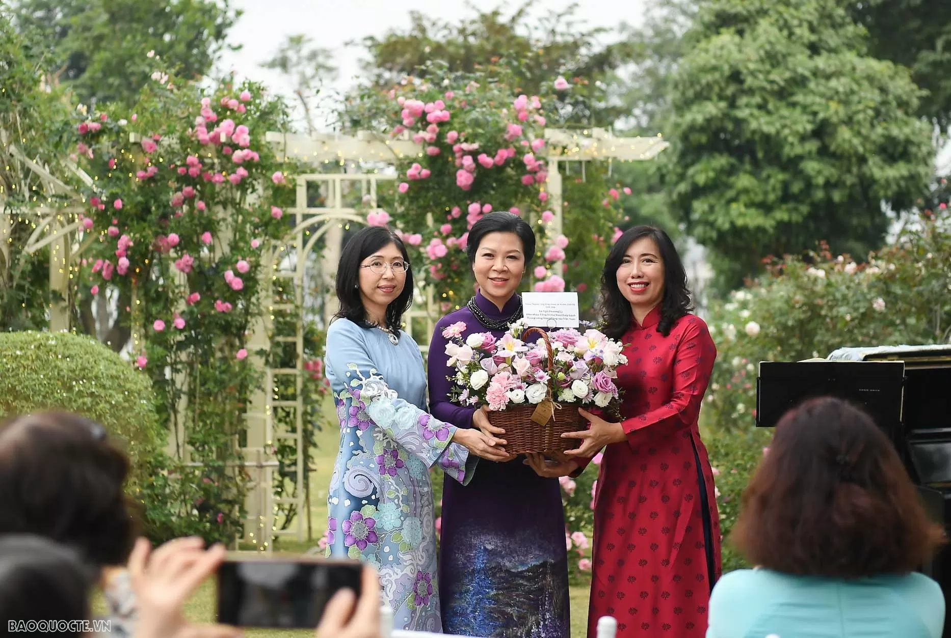 Phu nhân Tổng Bí thư: Sự thân tình, gần gũi của tất cả chị em giống như trong một gia đình ASEAN Phu nhân Tổng Bí thư: Sự thân tình, gần gũi của chị em Nhóm AWCH giống như trong một gia đình ASEAN