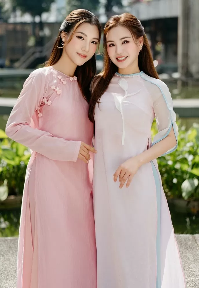 Vy Oanh khoe sắc bên MC Hoàng Oanh. Vy Oanh khoe sắc bên MC Hoàng Oanh.