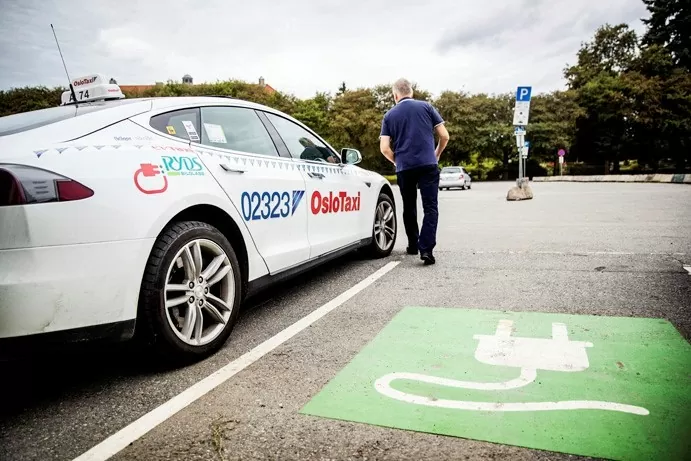 Chú thích ảnh: Năm 2023, xe điện chiếm 70% tổng số xe hơi bán ra ở Oslo. (Nguồn: Sustain Europe) Chú thích ảnh: Năm 2023, xe điện chiếm 70% tổng số xe hơi bán ra ở Oslo. (Nguồn: Sustain Europe)