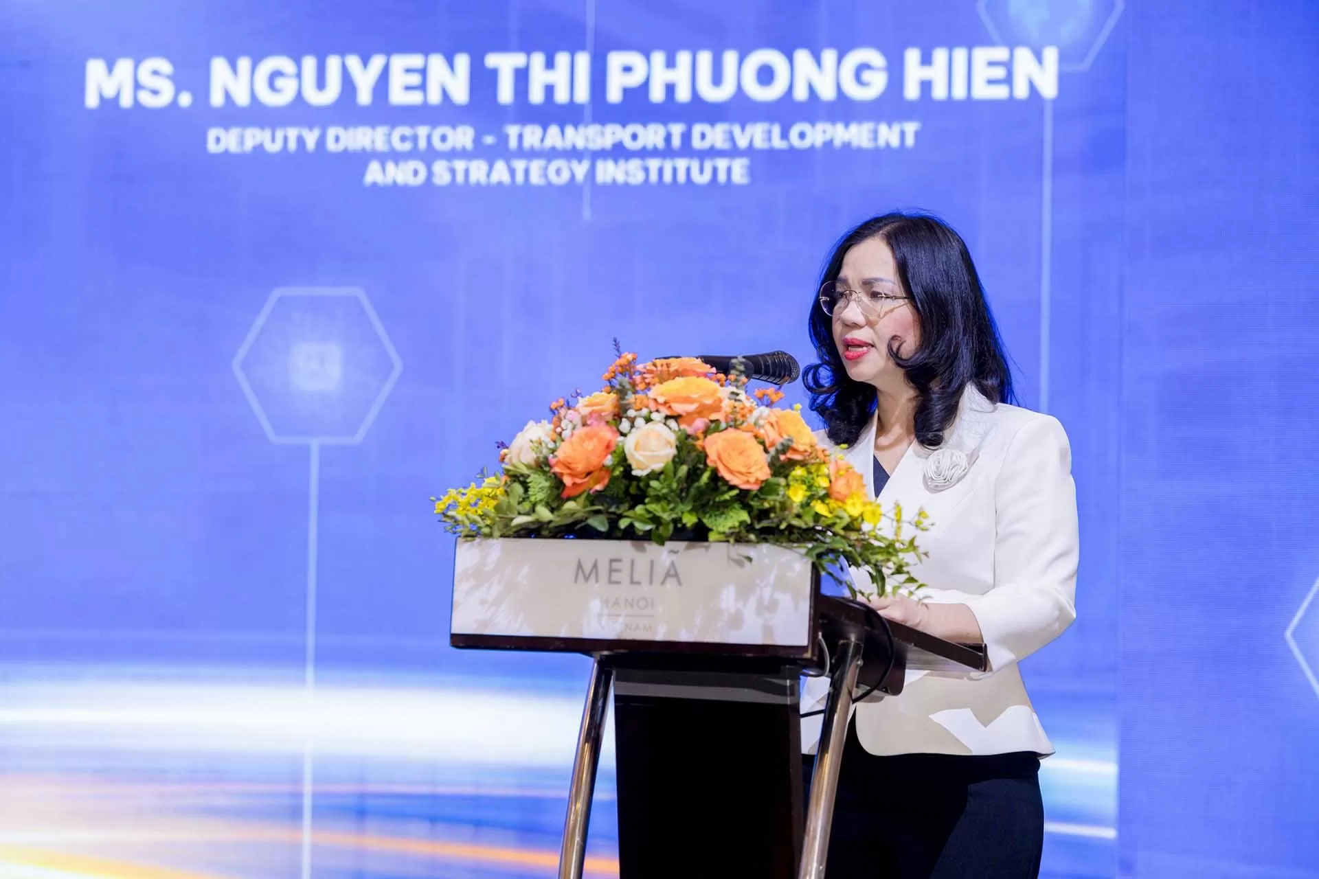 Bà Nguyễn Thị Phương Hiền, Phó Viện trưởng phụ trách Viện Chiến lược và Phát triển Giao thông vận tải, bày tỏ sự vui mừng về việc hợp tác cùng Việt Nam SuperPortTM. Bà Nguyễn Thị Phương Hiền, Phó Viện trưởng phụ trách Viện Chiến lược và Phát triển Giao thông vận tải, bày tỏ sự vui mừng về việc hợp tác cùng Việt Nam SuperPortTM.