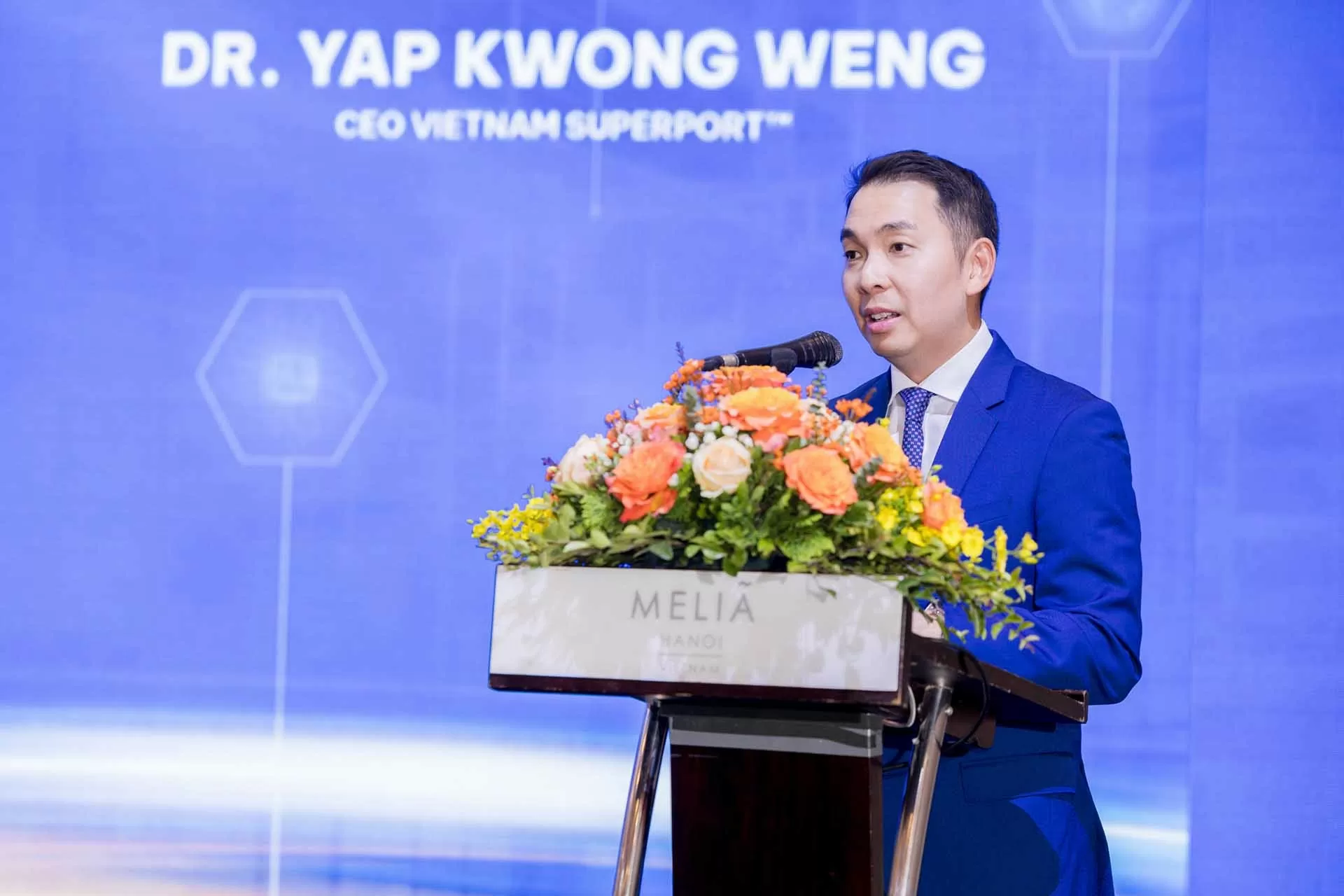 Tiến sĩ Yap Kwong Weng, CEO Việt Nam SuperPortTM phát biểu tại lễ ký kết. Tiến sĩ Yap Kwong Weng, CEO Việt Nam SuperPortTM phát biểu tại lễ ký kết.