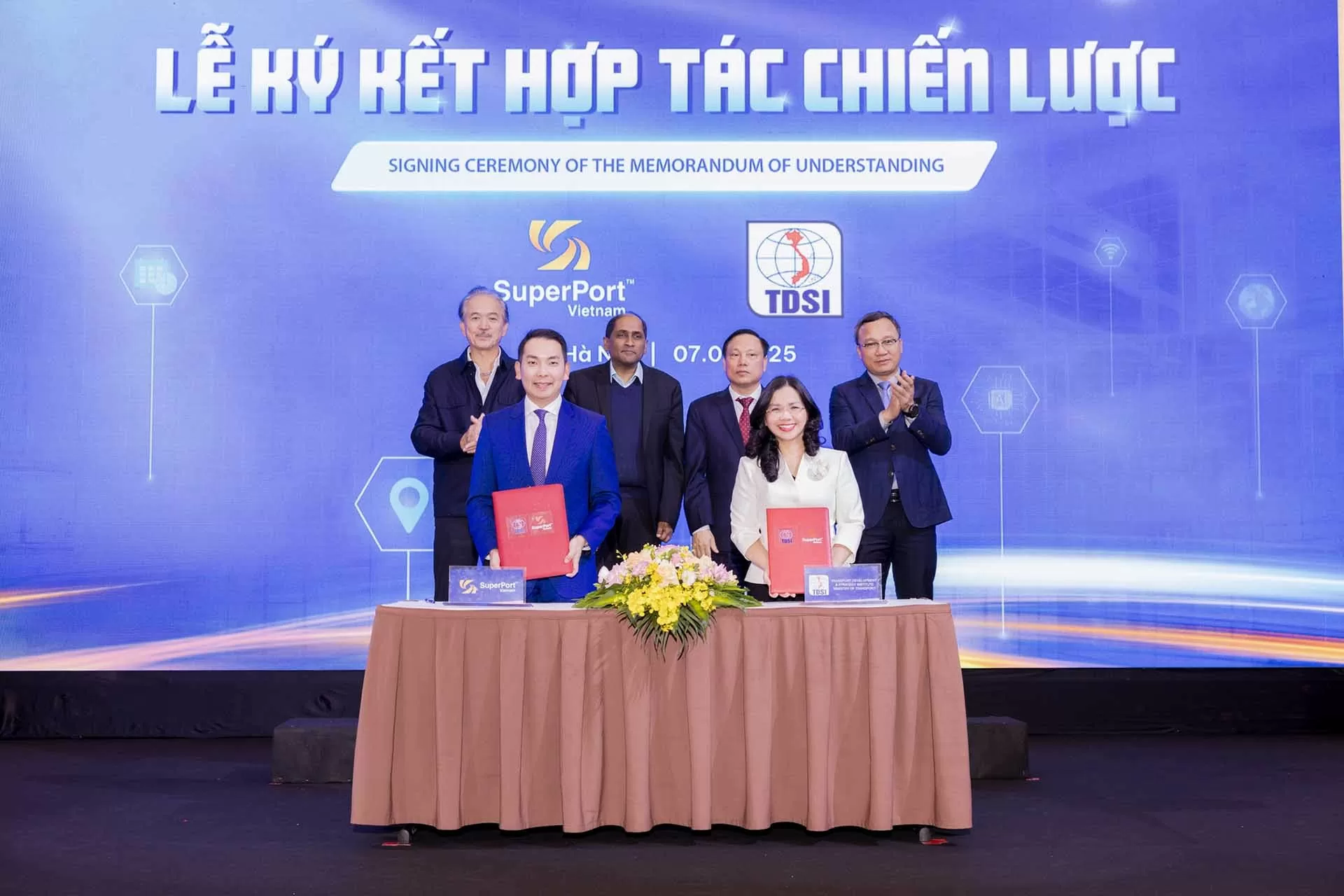 Lễ ký kết biên bản ghi nhớ giữa Việt Nam SuperPortTM và Viện Chiến lược và Phát triển Giao thông vận tải. Lễ ký kết biên bản ghi nhớ giữa Việt Nam SuperPortTM và Viện Chiến lược và Phát triển Giao thông vận tải.