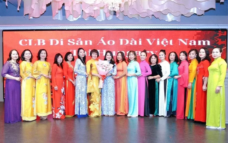Lan tỏa nét đẹp và giá trị của áo dài Việt Nam đến bạn bè quốc tế Lan tỏa nét đẹp và giá trị của áo dài Việt Nam đến bạn bè quốc tế