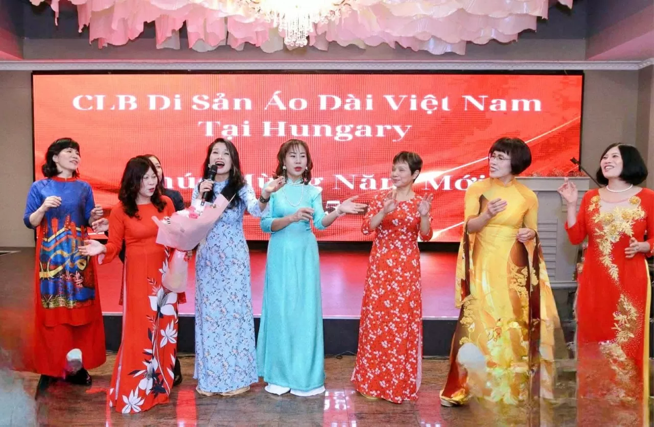 Lan tỏa nét đẹp và giá trị của áo dài Việt Nam đến bạn bè quốc tế Lan tỏa nét đẹp và giá trị của áo dài Việt Nam đến bạn bè quốc tế