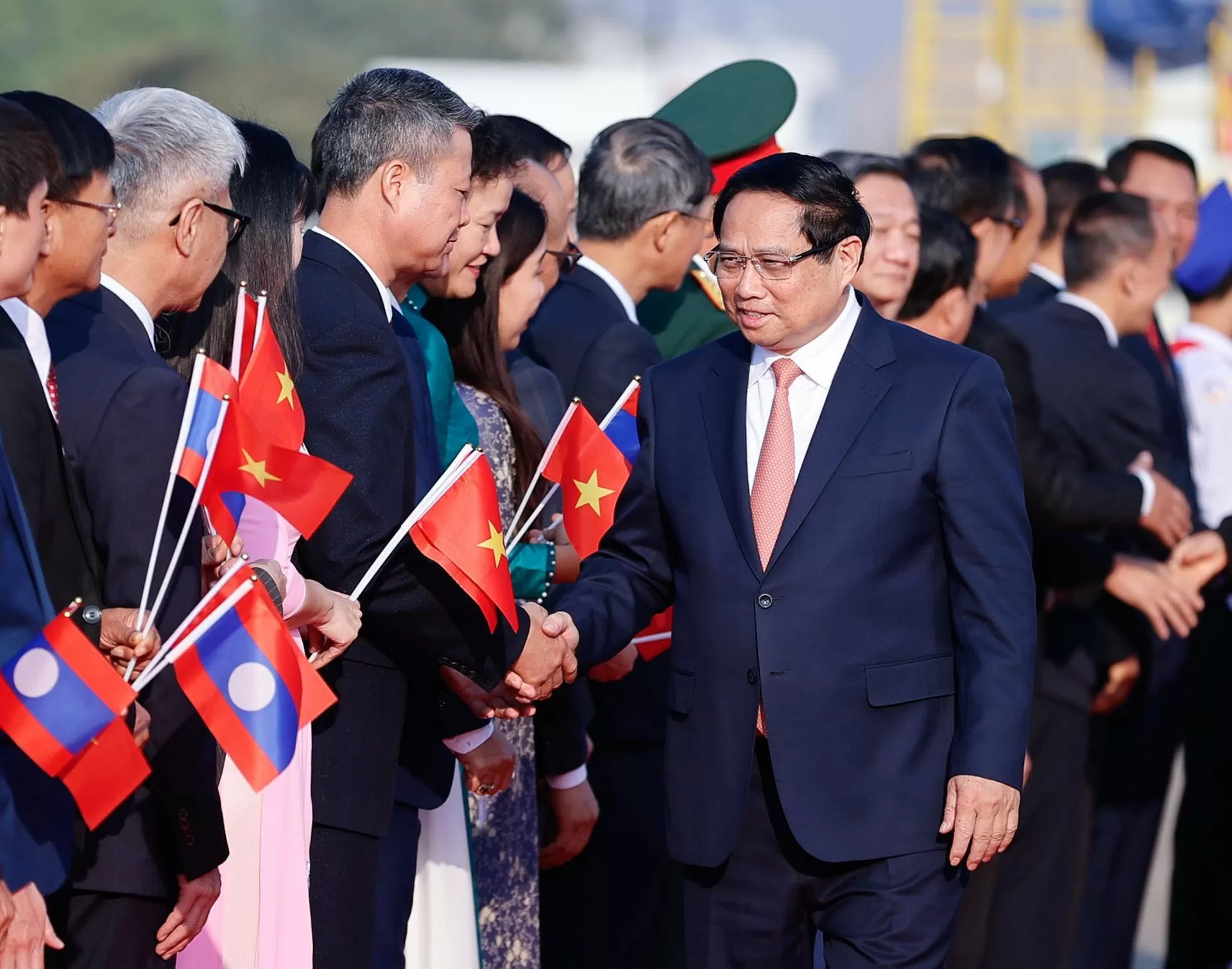 Thủ tướng Chính phủ Phạm Minh Chính tới Vientiane, bắt đầu thăm Lào Thủ tướng Chính phủ Phạm Minh Chính tới Vientiane, bắt đầu thăm Lào