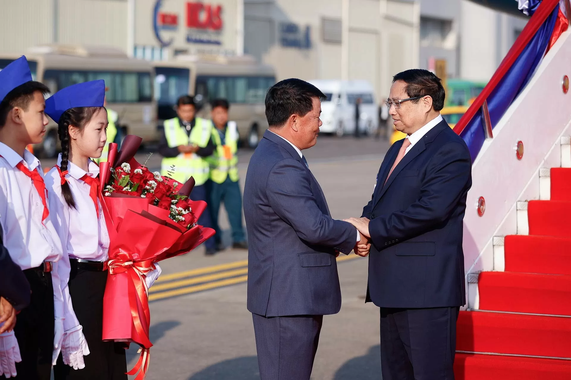 Thủ tướng Chính phủ Phạm Minh Chính tới Vientiane, bắt đầu thăm Lào