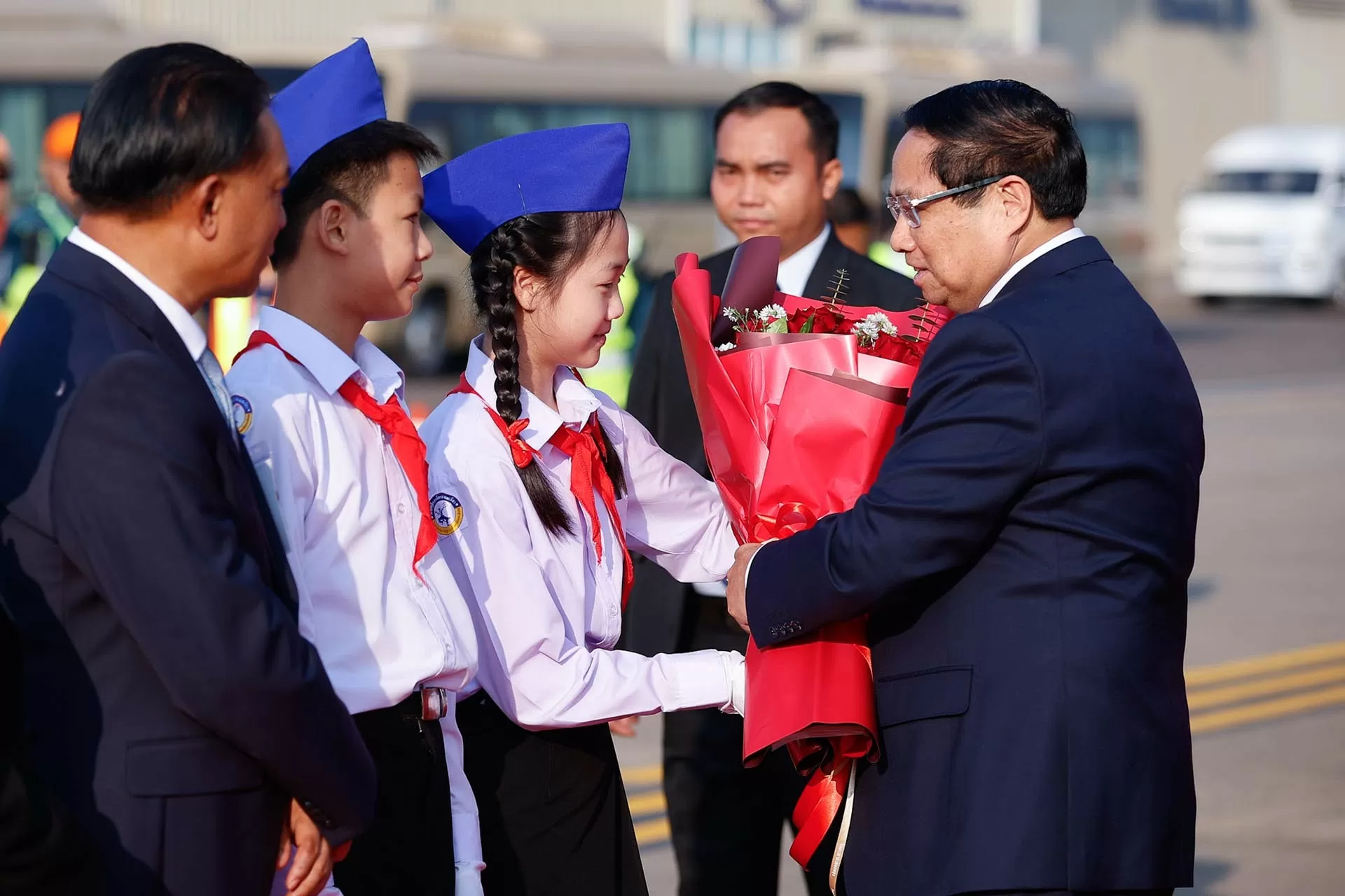 Thủ tướng Chính phủ Phạm Minh Chính tới Vientiane, bắt đầu thăm Lào Thủ tướng Chính phủ Phạm Minh Chính tới Vientiane, bắt đầu thăm Lào