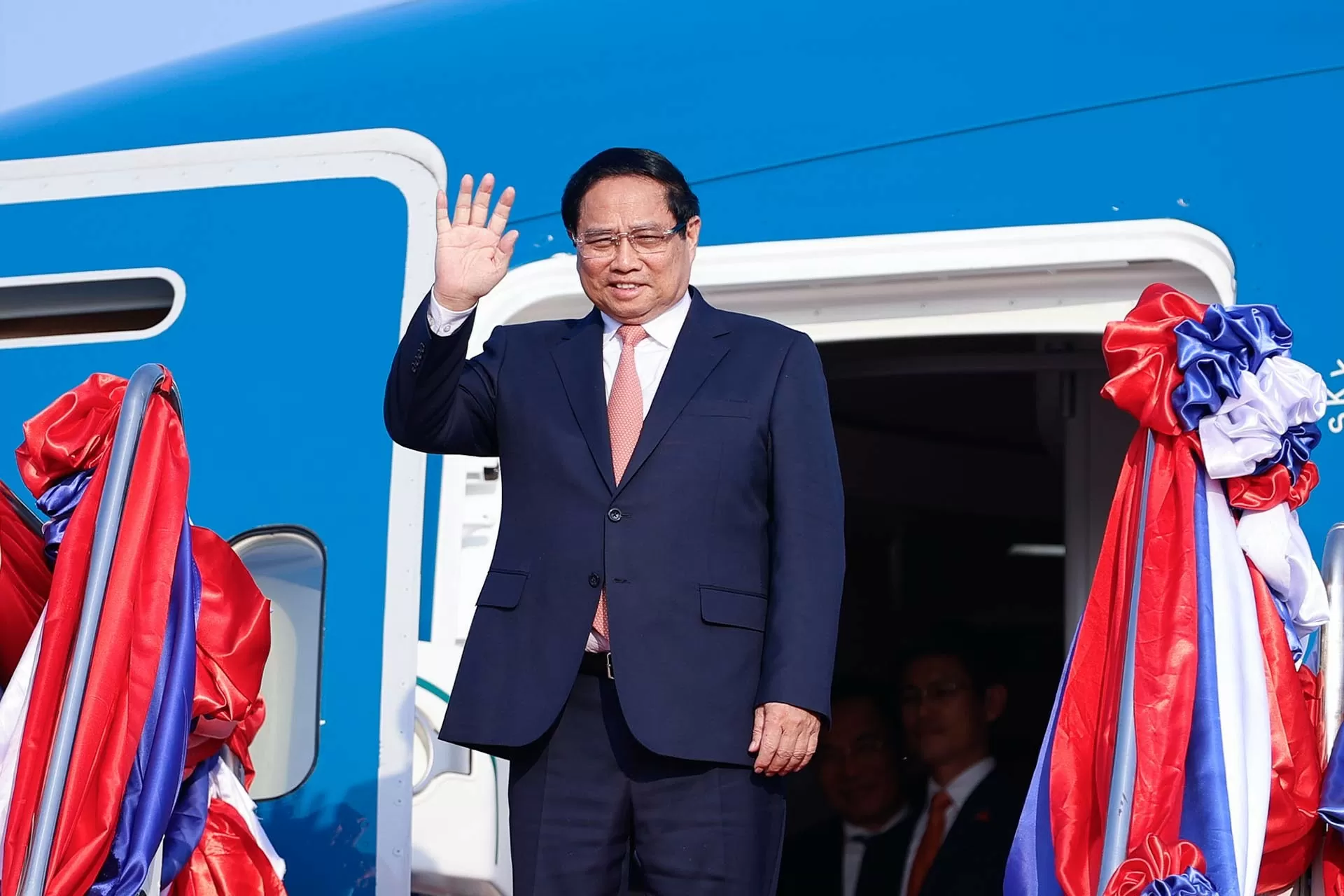 Thủ tướng Chính phủ Phạm Minh Chính tới Vientiane, bắt đầu thăm Lào