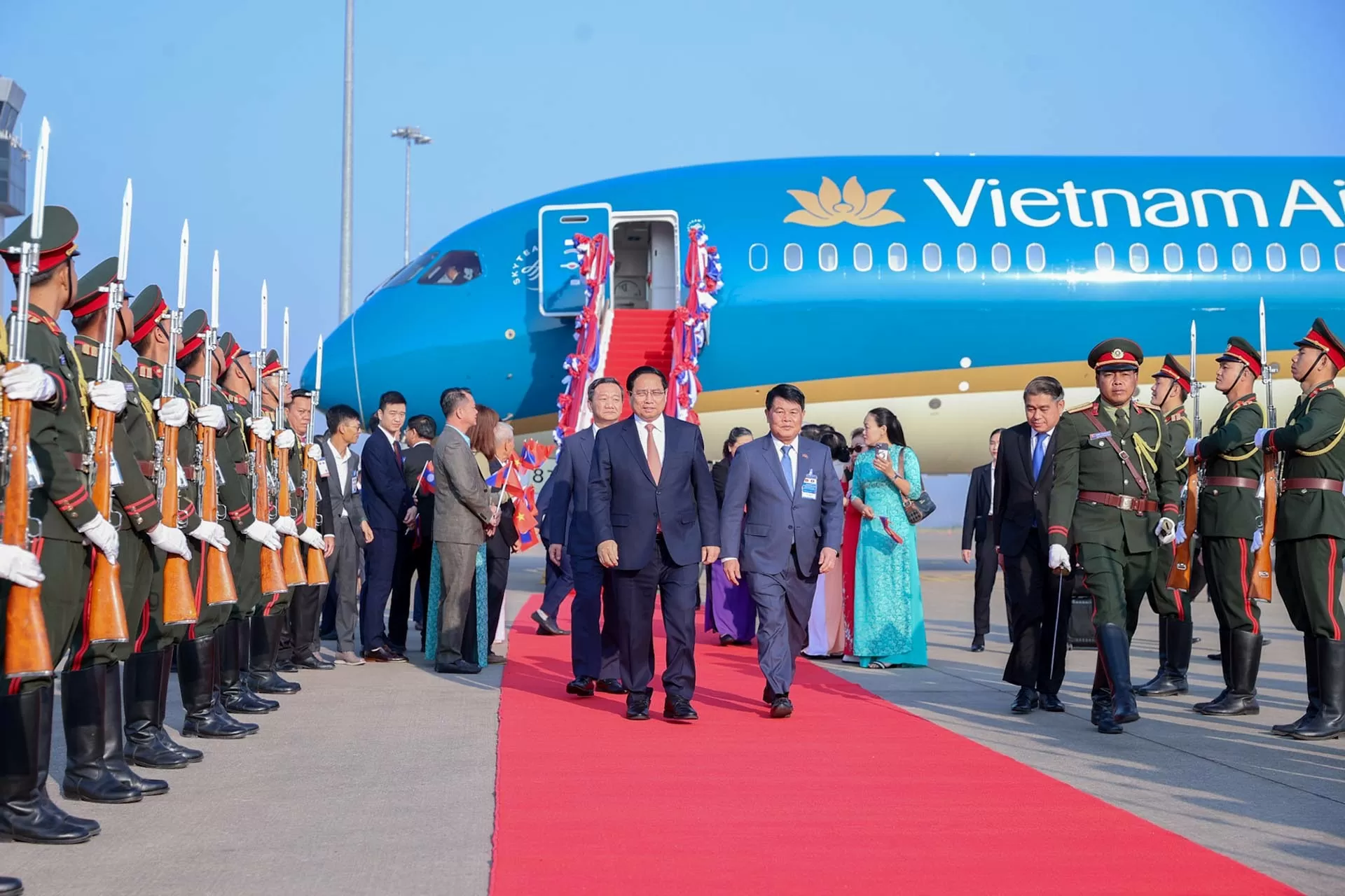 Thủ tướng Chính phủ Phạm Minh Chính tới Vientiane, bắt đầu thăm Lào