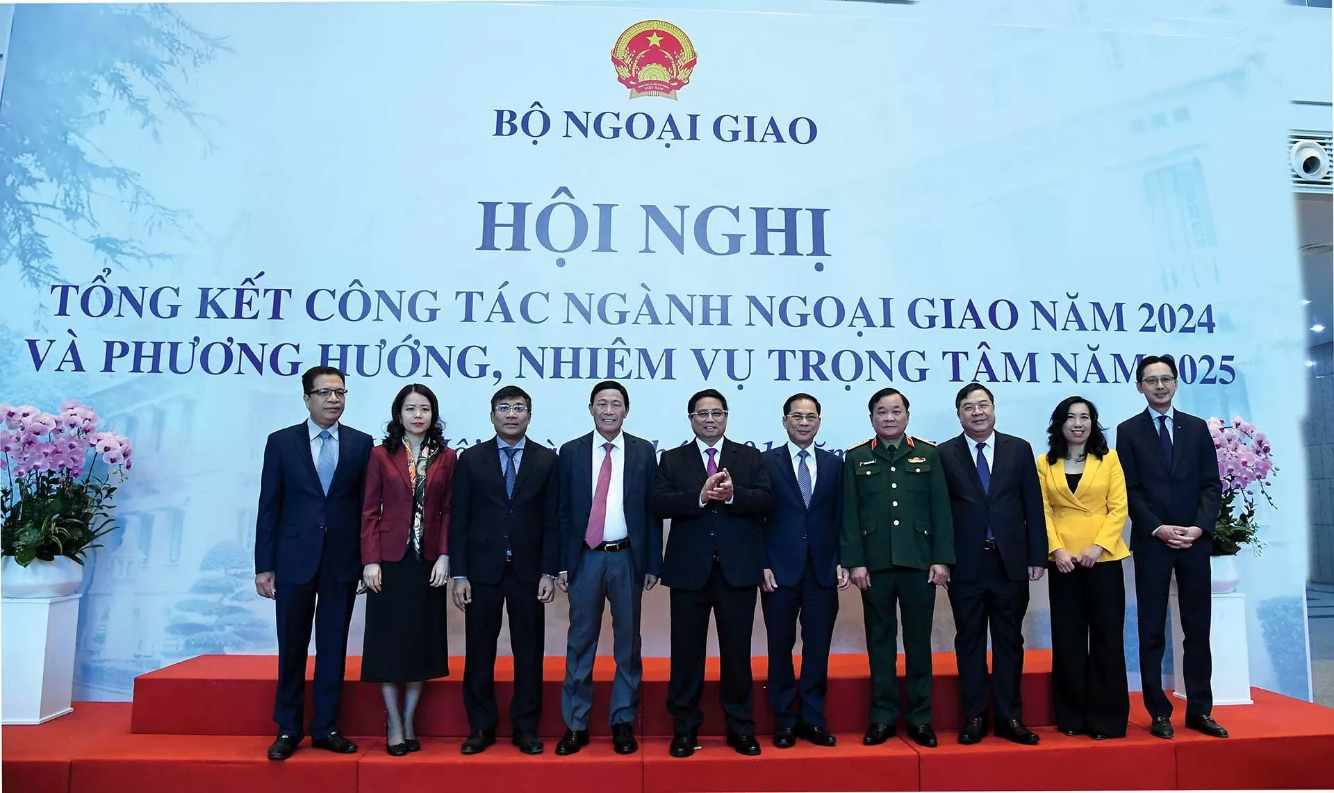 Thủ tướng Chính phủ Phạm Minh Chính chụp ảnh chung với Lãnh đạo Bộ Ngoại giao và một số bộ, ngành tại Hội nghị tổng kết công tác ngành Ngoại giao 2024. (Ảnh: Nguyễn Hồng) Thủ tướng Chính phủ Phạm Minh Chính chụp ảnh chung với Lãnh đạo Bộ Ngoại giao và một số bộ, ngành tại Hội nghị tổng kết công tác ngành Ngoại giao 2024. (Ảnh: Nguyễn Hồng)