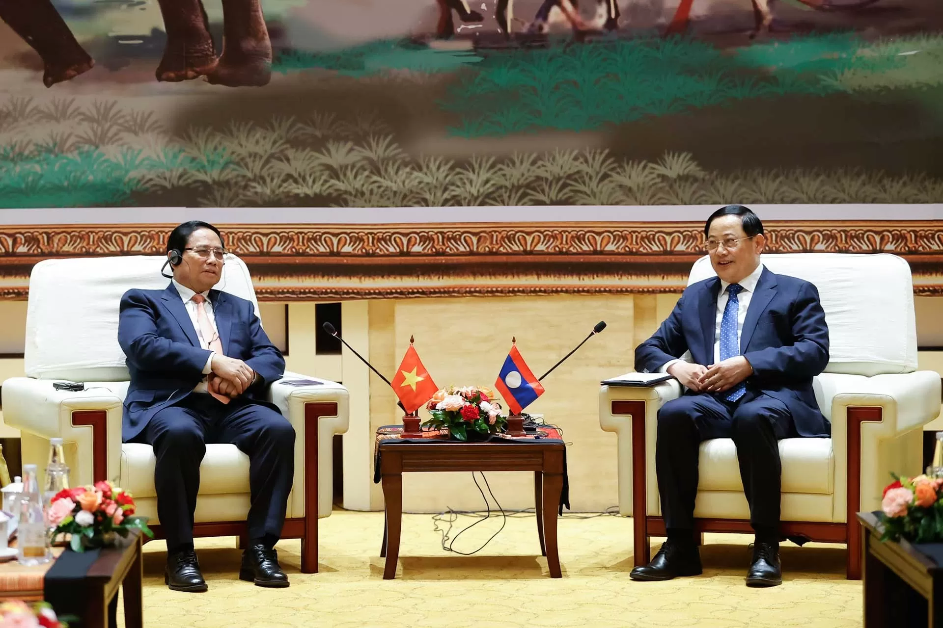 Thủ tướng Phạm Minh Chính và Thủ tướng Lào Sonexay Siphandone. (Nguồn: VGP)